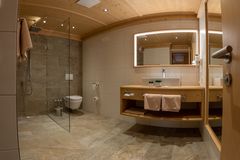 Blick ins Badezimmer des Doppelzimmer Ahorn mit Waschtisch, beleuchtetem Spiegel und barrierefreier Dusche